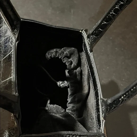 Elegant Black Crocodile-Embossed Handbag - Picture 3 of 6